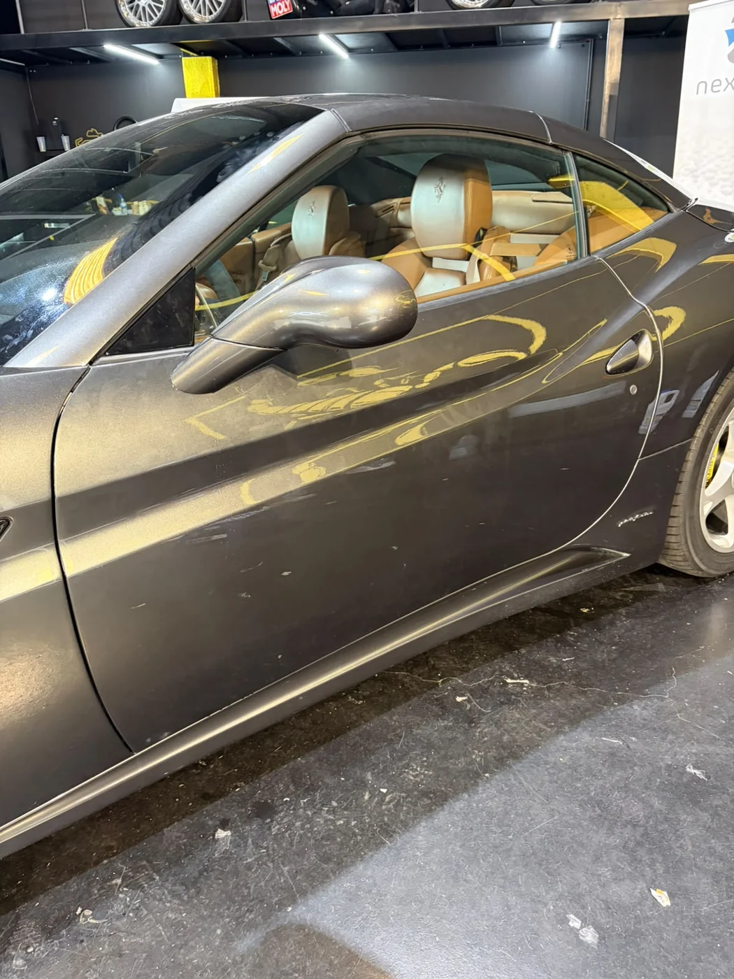 Fotografia de um automóvel durante avaliação da carroçaria